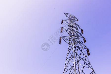 泰国在蓝天背景下建造高电压输电塔的工作未完成背景图片
