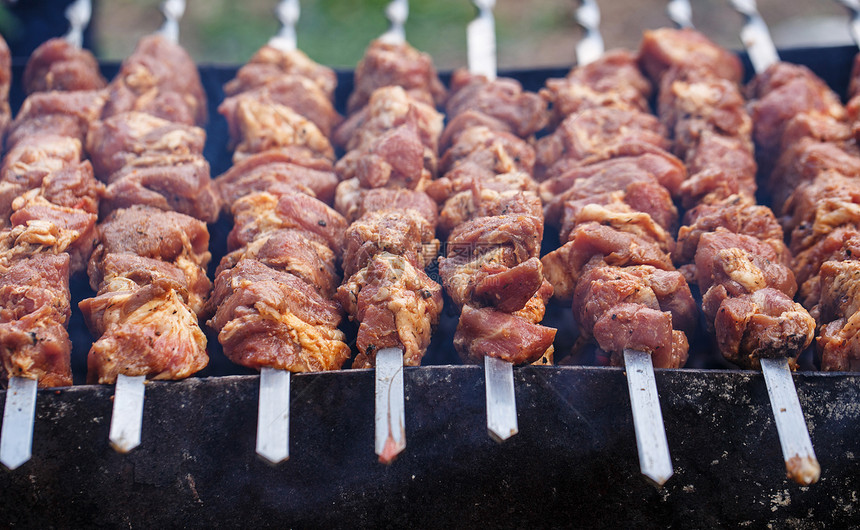 在火上煮肉烤架上的烤羊肉串图片