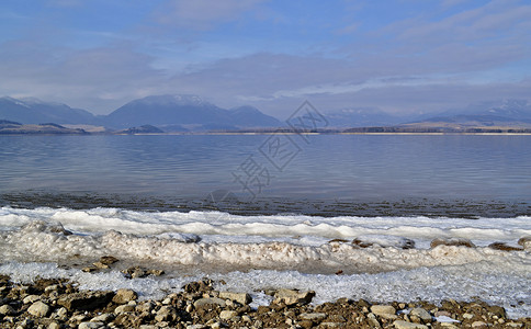 在利普托夫斯卡马拉湖的岸边图片