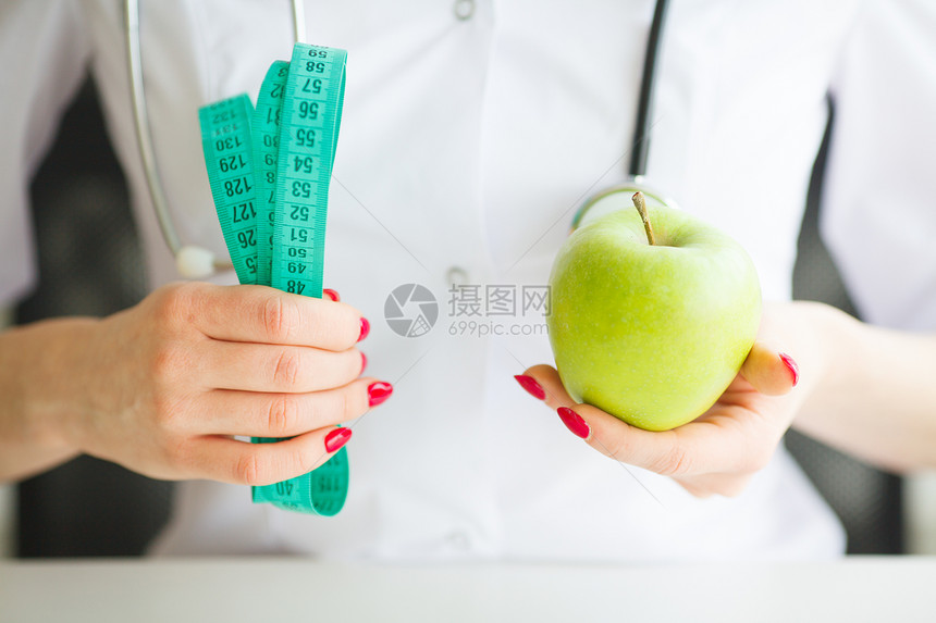 饮食女营养师和拿着苹果和卷尺健康营养瘦身减肥的新起图片