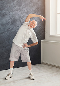 运动成熟的男子从事有氧健身锻炼图片