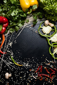 黑暗背景的有机天然蔬菜胡椒和面粉食物成分饭食准备空间概图片