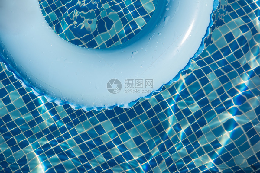 蓝色泳池漂浮环漂浮在清爽的蓝色泳池中图片
