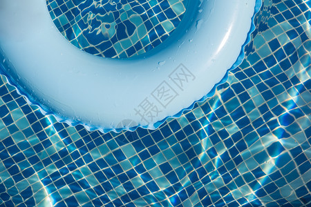 蓝色泳池漂浮环漂浮在清爽的蓝色泳池中图片
