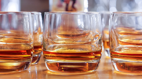 杯子里装满了桌子上的威士忌图片