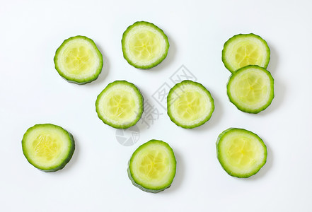 白色背景上的绿色黄瓜片图片