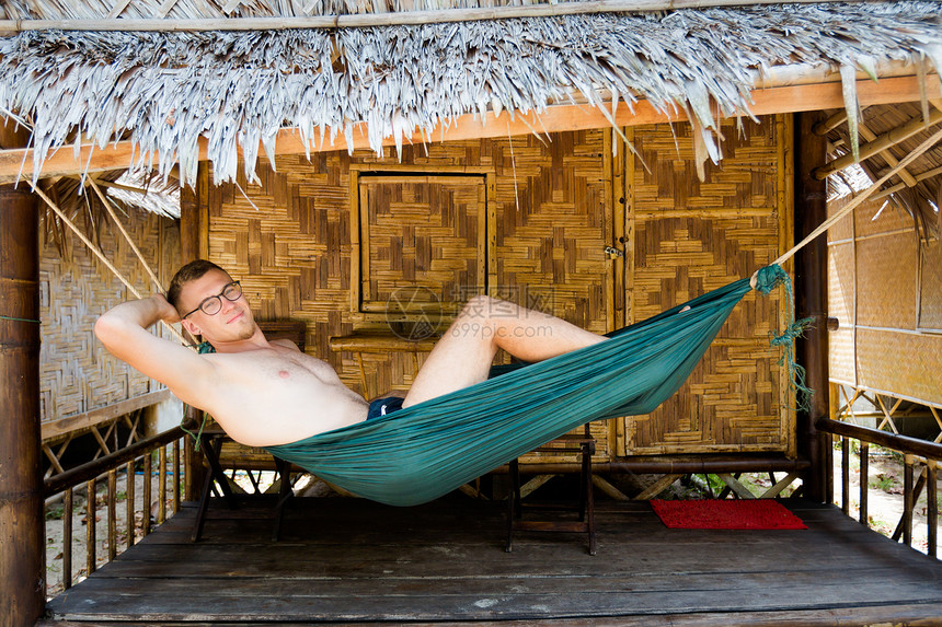 夏日风景与年轻的白种人游客在泰国热带kohKradan岛上的平房前的吊床上放松在天堂场景拍图片