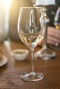桌上放着一杯白葡萄酒品酒图片