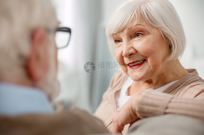 喜悦的心情一个快乐的老女人的肖像她和丈图片