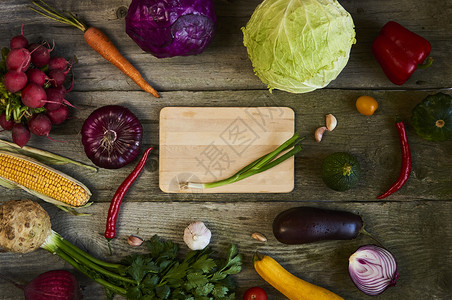 将新鲜水果和蔬菜配上木制餐具板在木图片