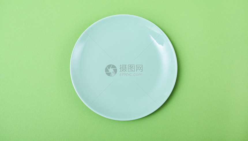 桌上空陶瓷圆盘的特写图片