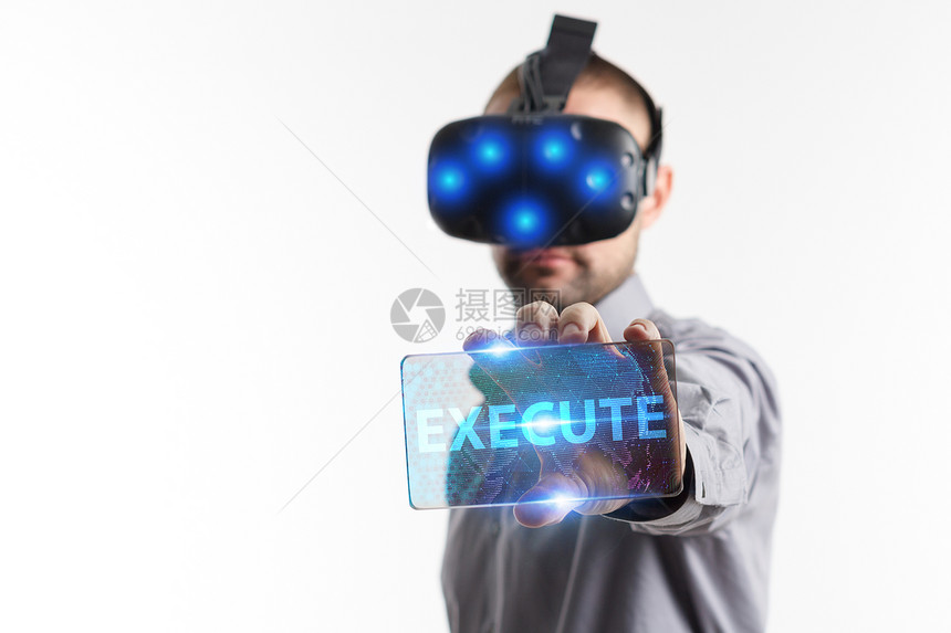 商业技术互联网和络概念在虚拟现实眼镜中工作的年轻商人看图片