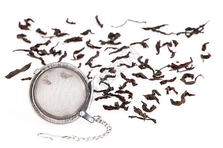 红茶和带链的滤茶器图片