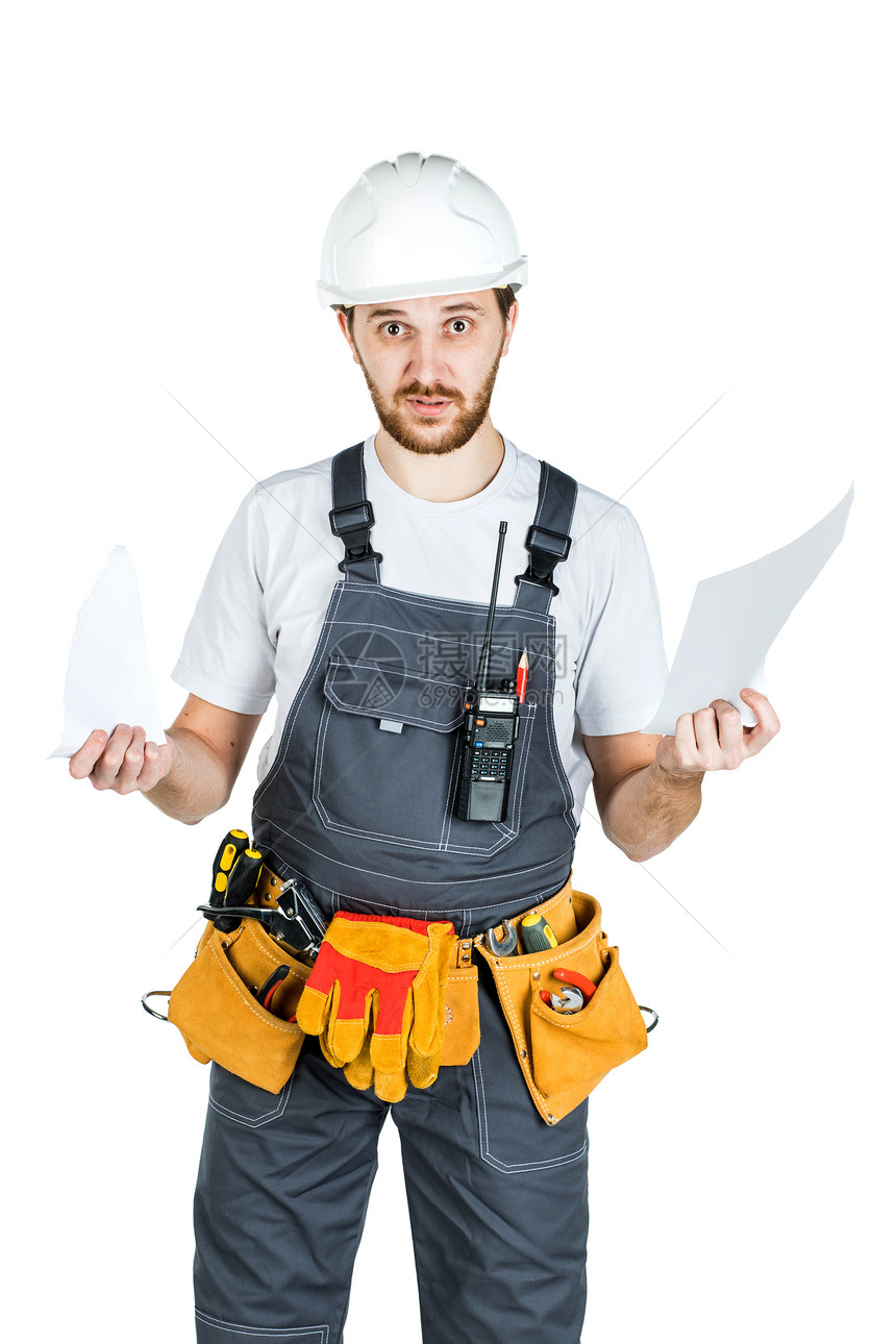 一名建筑工或戴防护头盔的工人违反他面前的合同图片