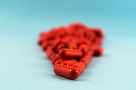 装满药品的红色医疗胶囊图片