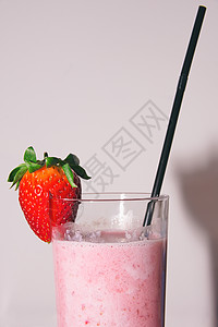 白色背景玻璃草莓奶昔图片
