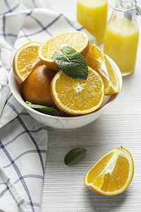白杯中的橙子薄荷叶和橙汁图片