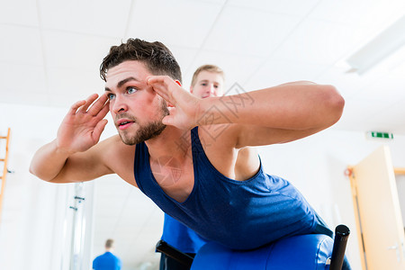 运动员及其理疗师在健身俱乐部健身房运动设备锻炼图片