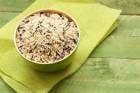 用于健康饮食的混合棕黑野大米和黑图片