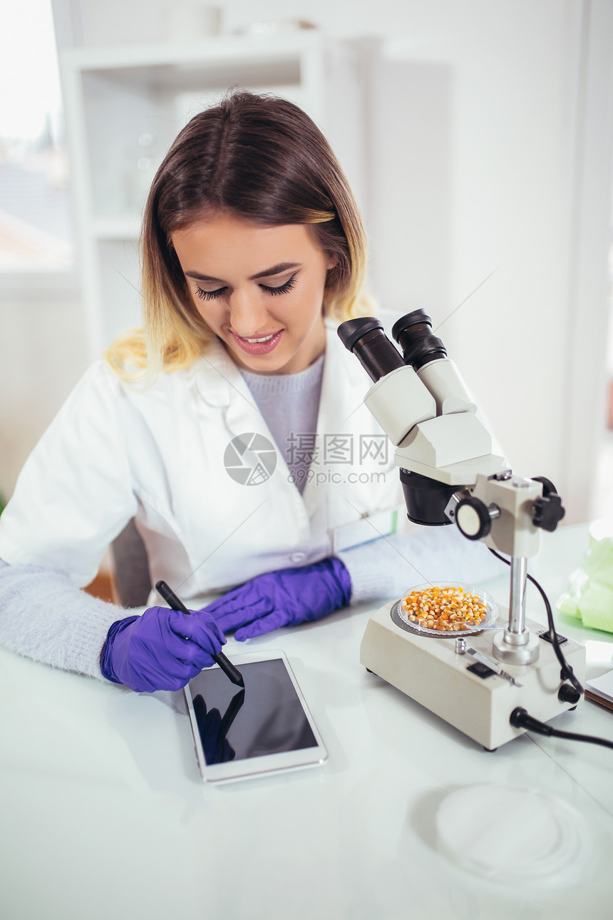 女科学家在实验室寻找玉米进行基因改变研图片