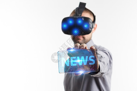 青年商人在虚拟现实眼镜上工作时看到的是新闻的题号图片