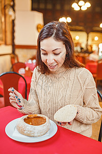 女人吃着有名的传统饥饿和油质汤牛肉甜菜图片