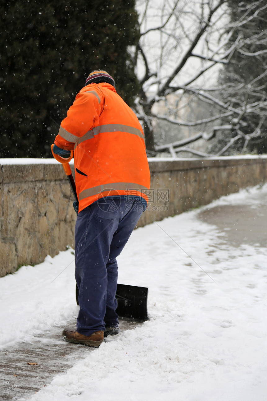 冬季降雪后人行道上铲铁雪衣高可见图片