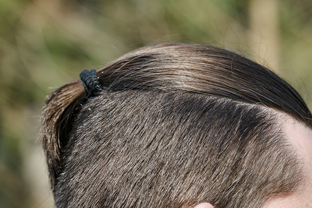 男发型猪尾辫近视自然背景照片图片