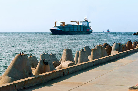 海上货船该船在波罗的海返回港口图片