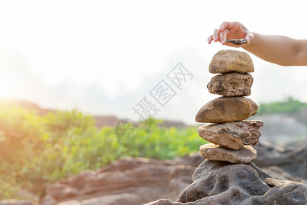 平衡与和谐的石堆图片