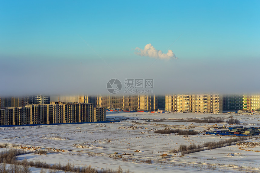 冬天的早晨城市上空有雾的风景图片