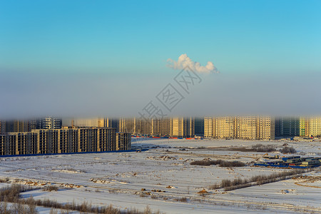 冬天的早晨城市上空有雾的风景图片