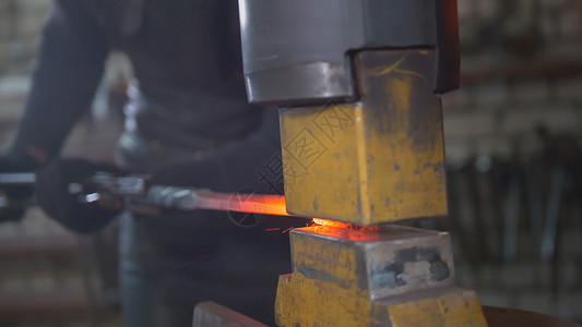 熔化金属在铁匠的手中在制成材料中图片