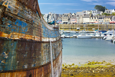 法国布列塔尼海岸线上的旧蓝色沉船图片