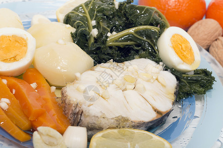 典型的葡萄牙餐配鳕鱼配胡萝卜土豆和卷心菜叶图片