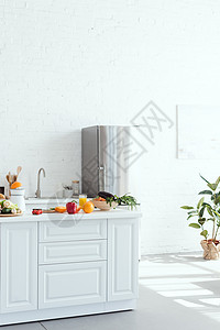 厨房柜台上装有水果和蔬菜的现代简易图片