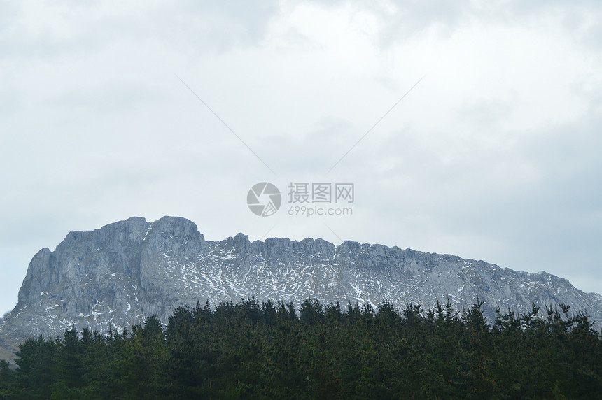 Gorbeia公园的雪山从Urigoiti穿过冷杉林的景色自然山风景2018年3月26日Gorbeia自然公园乌里戈伊蒂巴斯克图片