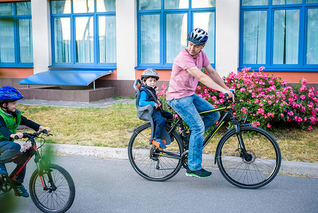 家庭骑自行车图片