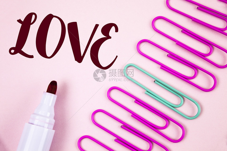 写笔记显示爱商业照片展示强烈的感情深浪漫的依恋关系写在纯粉红色背景标记图片