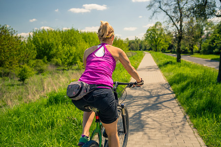 女人在城市公园骑山地自行车图片