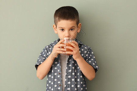 有趣的小男孩喝柑橘汁图片