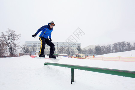 男子滑雪者在冬季度图片