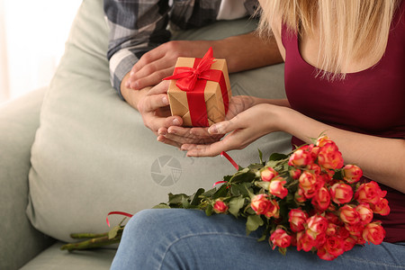 年轻男人送礼物给他深爱的女朋友图片
