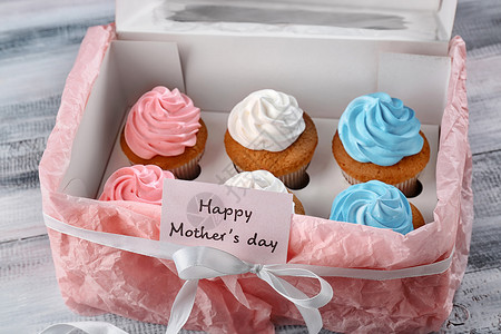 纸杯蛋糕盒和卡片中美味的纸杯蛋糕上面写着欢乐母亲在图片