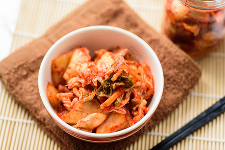碗里的泡菜卷心菜韩国食品图片