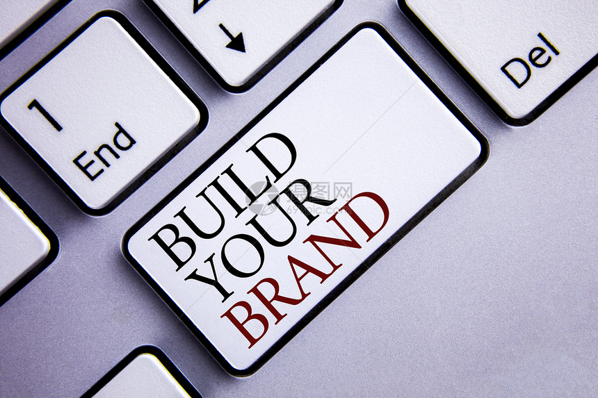 文字书写文本建立您的品牌创建您自己的标志口号模型广告E营销的商业概念书面白色键盘与复制图片