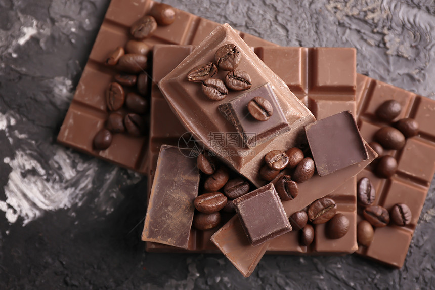 黑巧克力和奶巧克力咖啡豆图片