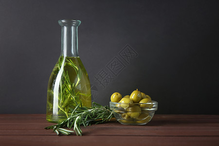 桌上有橄榄油的瓶子图片
