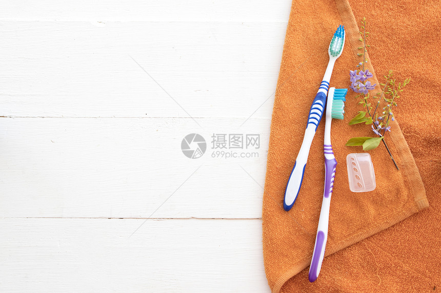 用于健康护理口腔的牙刷与背景白色的浴巾图片
