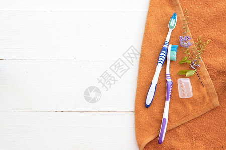 用于健康护理口腔的牙刷与背景白色的浴巾图片